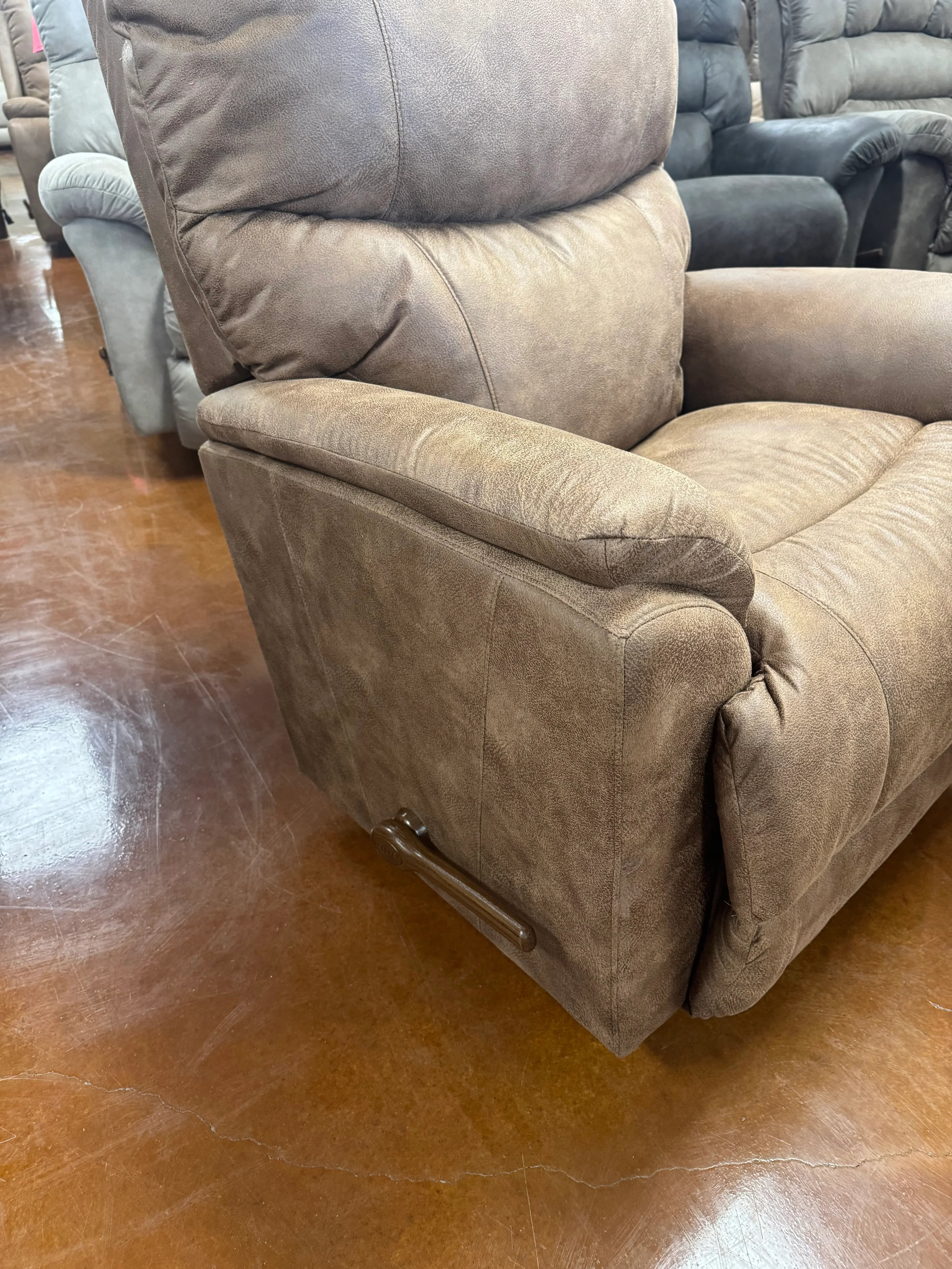 Trouper Recliner 724-10-D1825-74 - Darseys Furniture & Mattress