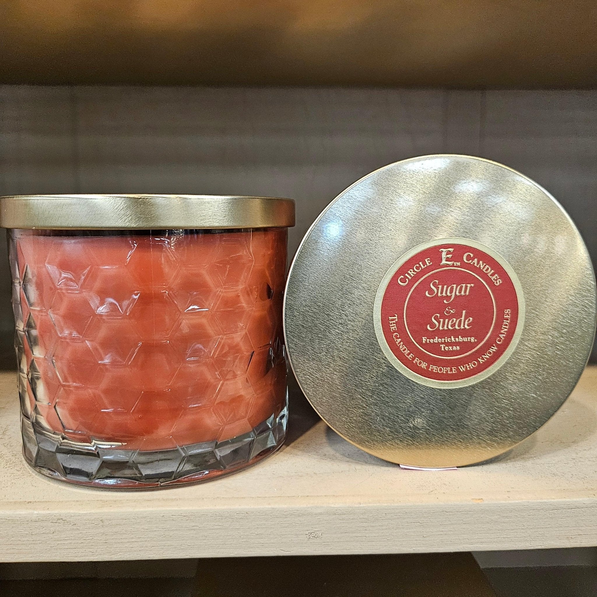 Circle E 17oz Candle Sugar and Suede - Darseys Furniture & MattressDarseys Furniture & Mattress