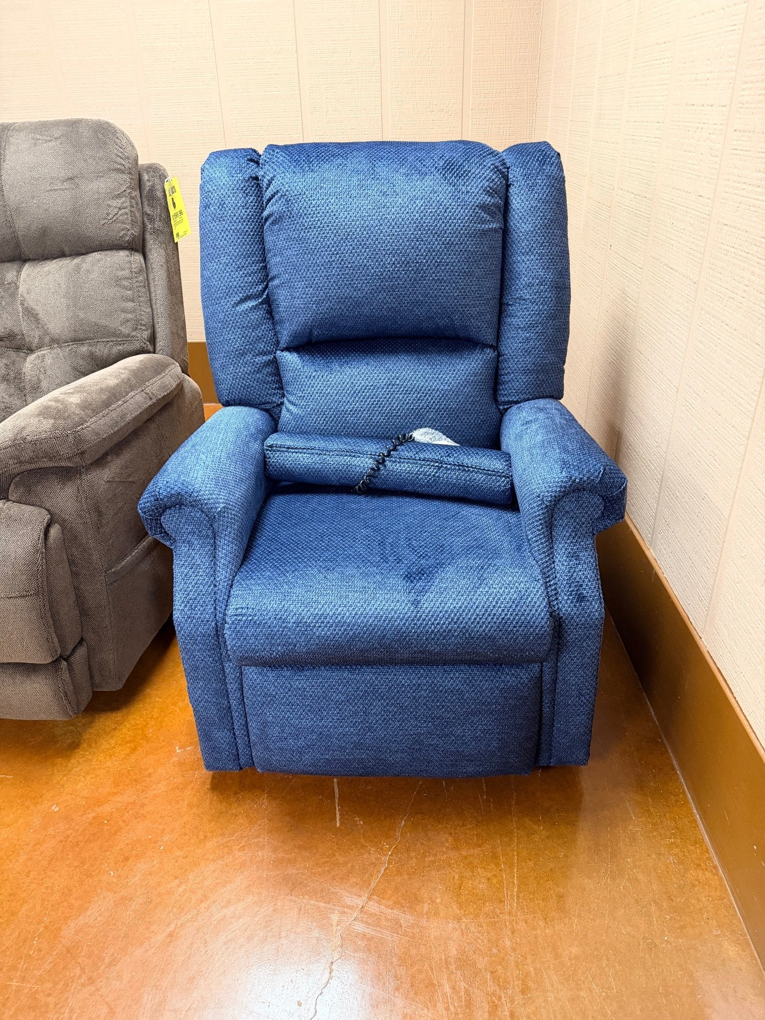 Glendale Pacific Lift Chair MM201-PAC-A01 - Darseys Furniture & MattressMega Motion Main image