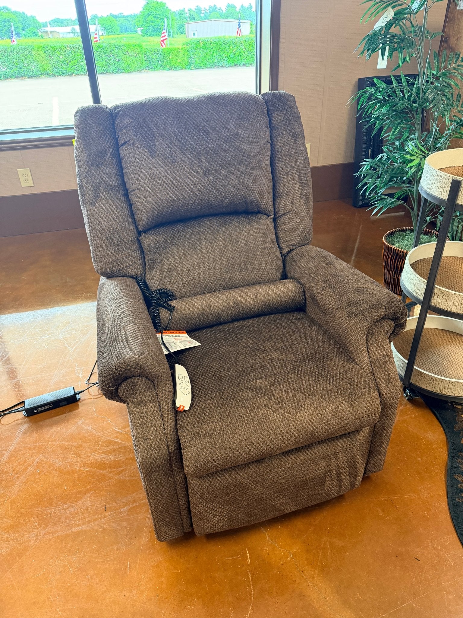 Glendale Walnut Lift Chair MM201-WAL-A01 - Darseys Furniture & MattressMega Motion Main image