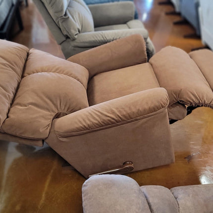 Reed Recliner 704 - 10 - D2027 - 75 - Darseys Furniture & MattressLa - Z - Boy
