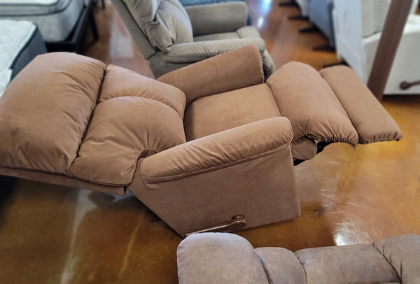 Reed Recliner 704 - 10 - D2027 - 75 - Darseys Furniture & MattressLa - Z - Boy