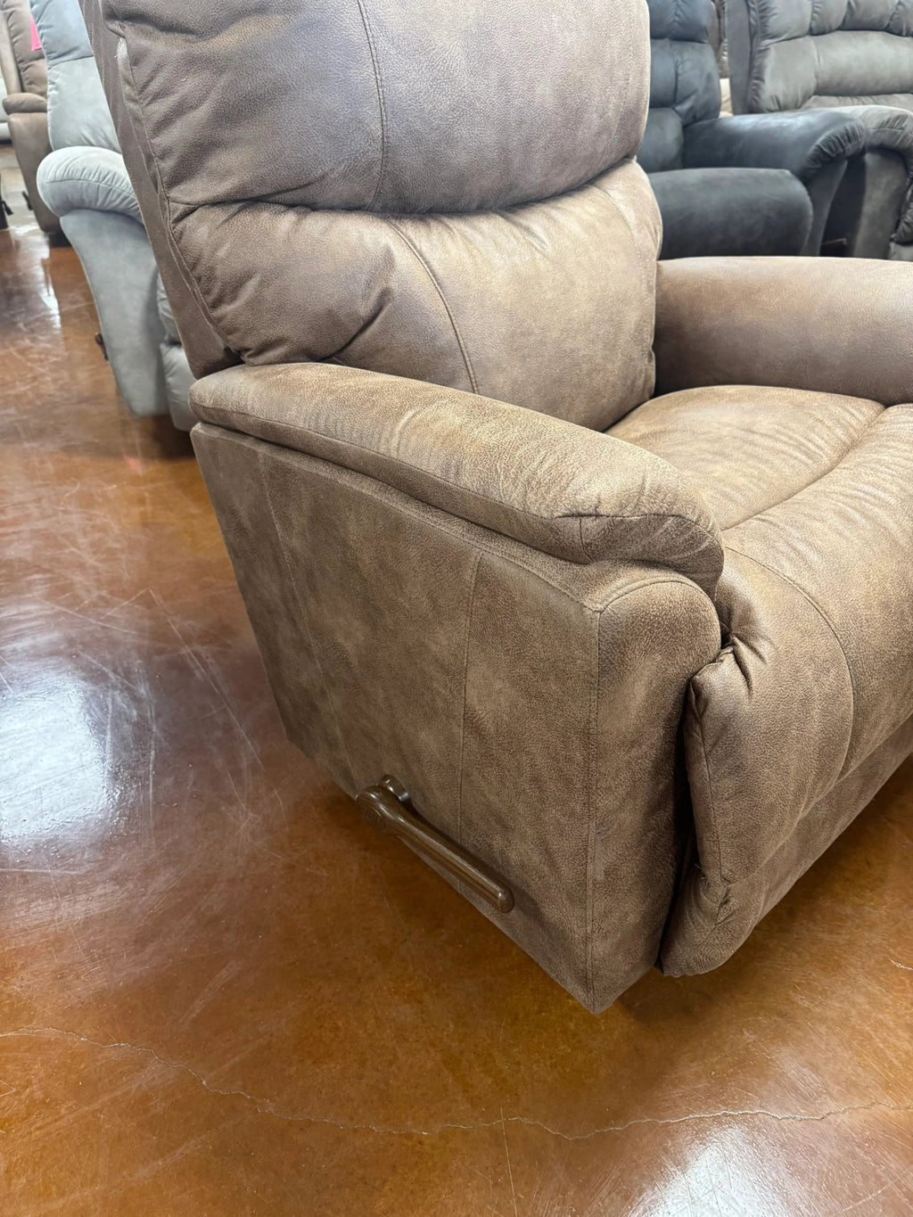 Trouper Recliner 724 - 10 - D1825 - 74 - Darseys Furniture & MattressLa - Z - Boy