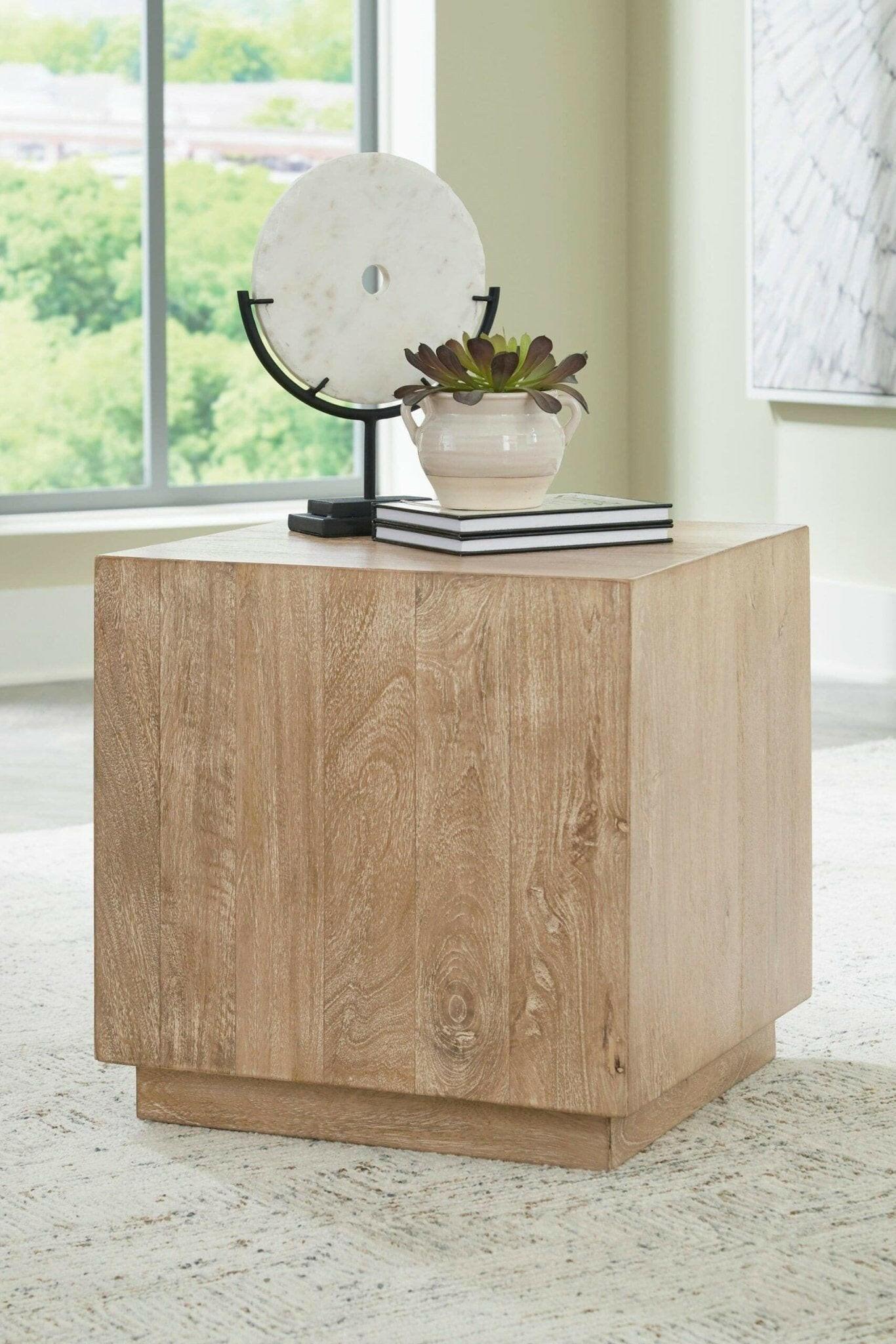 Belenburg Accent Table T995-102.