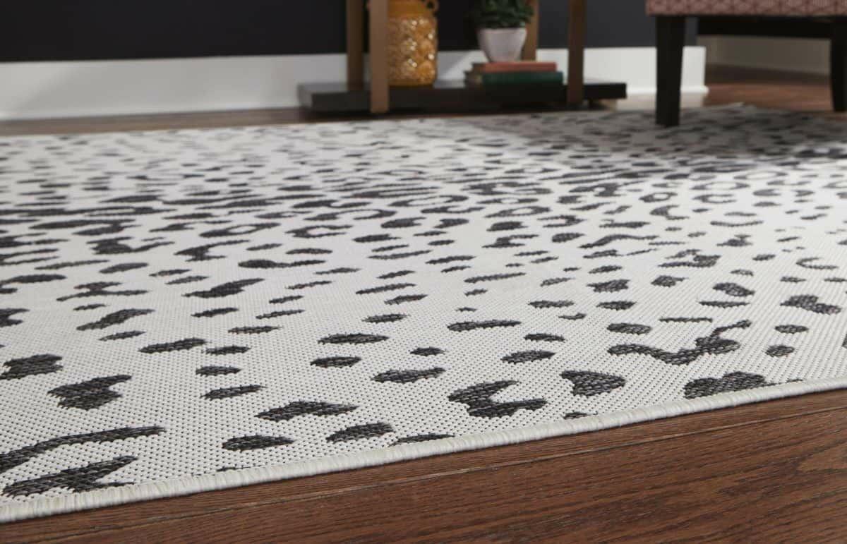 R405022 Samya Rug 5' X 8'.
